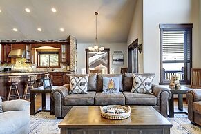 Indian Trail Cabin 5 Bedroom Cabin by RedAwning