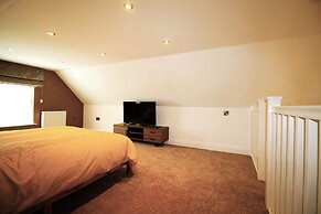 Berwick - Very High End - Sleeps 4 -By The Station