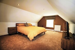 Berwick - Very High End - Sleeps 4 -By The Station