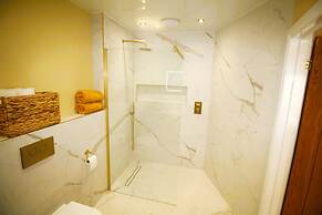 Berwick - Very High End - Sleeps 4 -By The Station