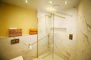 Berwick - Very High End - Sleeps 4 -By The Station