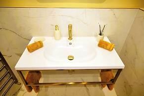 Berwick - Very High End - Sleeps 4 -By The Station