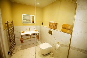 Berwick - Very High End - Sleeps 4 -By The Station