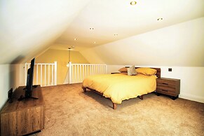 Berwick - Very High End - Sleeps 4 -By The Station