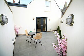 Berwick - Very High End - Sleeps 4 -By The Station