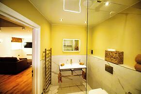 Berwick - Very High End - Sleeps 4 -By The Station