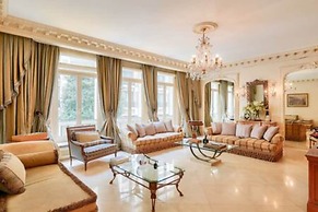 Royal Montaigne in Paris