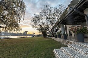 ANEW Hotel & Convention Centre OR Tambo