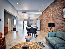 ANEW Hotel & Convention Centre OR Tambo