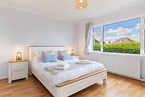 Glynmar - Sea Glimpses Hot Tub Pool Table