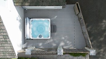 Glynmar - Sea Glimpses Hot Tub Pool Table