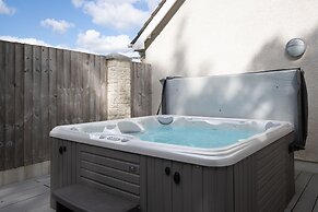 Glynmar - Sea Glimpses Hot Tub Pool Table