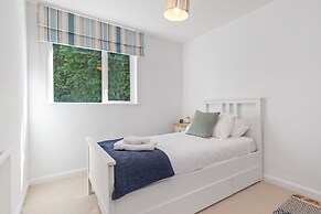 Glynmar - Sea Glimpses Hot Tub Pool Table