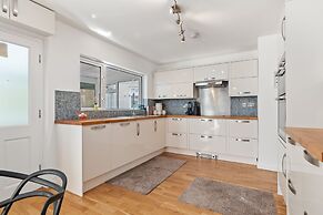 Glynmar - Sea Glimpses Hot Tub Pool Table