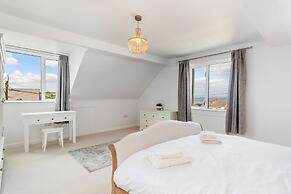 Glynmar - Sea Glimpses Hot Tub Pool Table