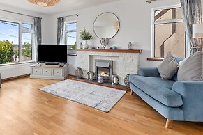 Glynmar - Sea Glimpses Hot Tub Pool Table