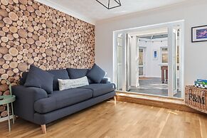 Glynmar - Sea Glimpses Hot Tub Pool Table