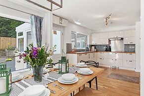 Glynmar - Sea Glimpses Hot Tub Pool Table