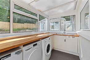 Glynmar - Sea Glimpses Hot Tub Pool Table