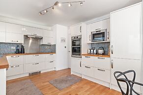 Glynmar - Sea Glimpses Hot Tub Pool Table