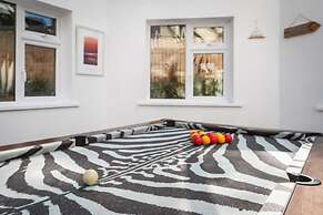 Glynmar - Sea Glimpses Hot Tub Pool Table