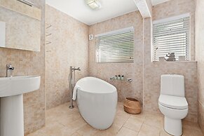 Glynmar - Sea Glimpses Hot Tub Pool Table