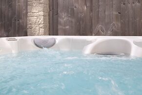 Glynmar - Sea Glimpses Hot Tub Pool Table