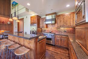 Lux Townhome Next to Village by Sierra Getaways