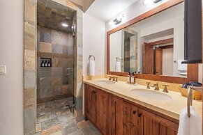 Lux Townhome Next to Village by Sierra Getaways