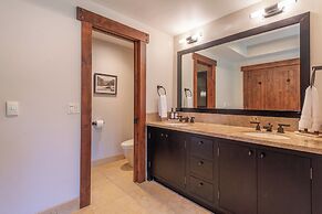 Lux Townhome Next to Village by Sierra Getaways