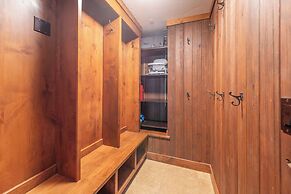 Lux Townhome Next to Village by Sierra Getaways