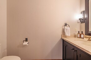 Lux Townhome Next to Village by Sierra Getaways