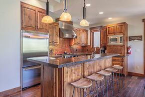 Lux Townhome Next to Village by Sierra Getaways