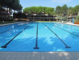 Flat With Terrace Overlooking the Pool - Beahost