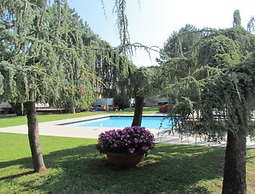 Flat With Terrace Overlooking the Pool - Beahost