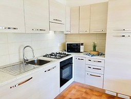 Flat With Terrace Overlooking the Pool - Beahost