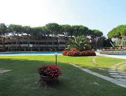 Flat With Terrace Overlooking the Pool - Beahost