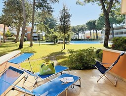 Flat With Terrace Overlooking the Pool - Beahost