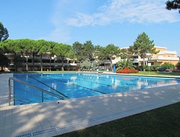 Flat With Terrace Overlooking the Pool - Beahost