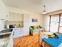 Flat With Terrace Overlooking the Pool - Beahost