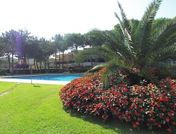 Flat With Terrace Overlooking the Pool - Beahost