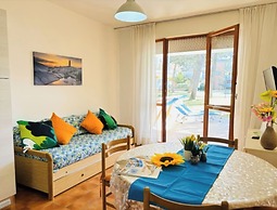 Flat With Terrace Overlooking the Pool - Beahost