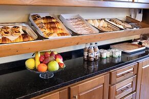 Elegância & Carros Hotel