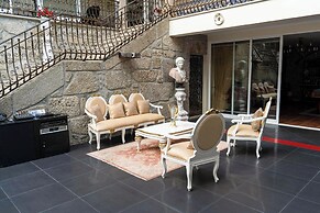 Elegância & Carros Hotel