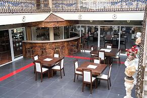 Elegância & Carros Hotel