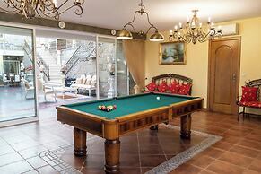 Elegância & Carros Hotel