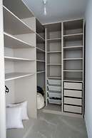 O&O - 2 BR Stylish & Modern Apartment