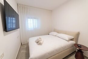 O&O - 2 BR Stylish & Modern Apartment