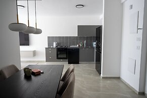 O&O - 2 BR Stylish & Modern Apartment