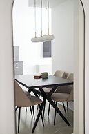 O&O - 2 BR Stylish & Modern Apartment